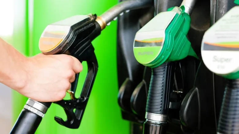 Prețul carburanților: Nicușor Dan spune că statul nu poate interveni asupra accizelor