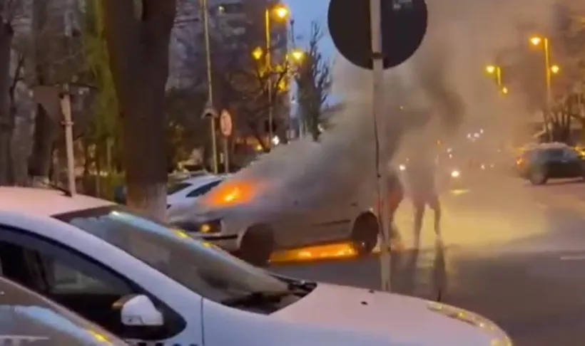 Alertă la „Ancora”: o mașină a luat foc în stradă, iar locuitorii din zonă au intervenit rapid pentru a limita incendiul