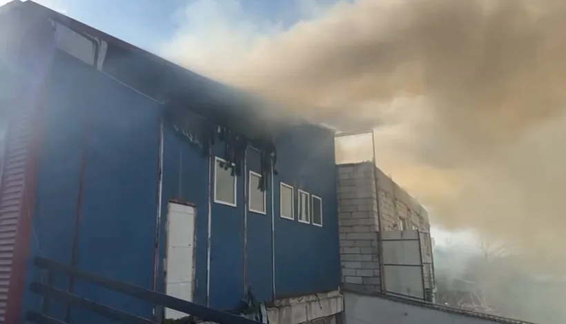 Incendiu puternic la o spălătorie auto din Galați. Construcția, afectată în proporție de 70%