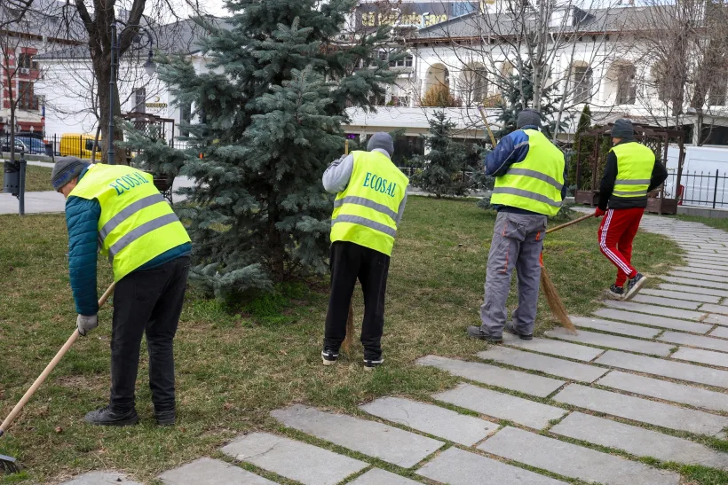 Primăria Galați a dat startul curățeniei de primăvară. Peste 40 de deținuți participă la acțiuni, iar în oraș vor fi plantați 1.500 de copaci