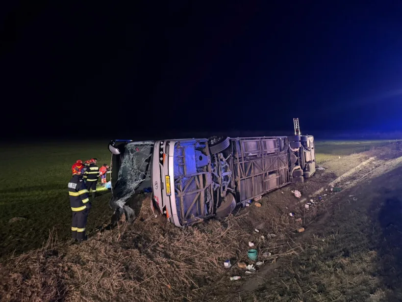 Accident grav în județul Galați: un mort și 14 răniți după răsturnarea unui autocar cu 44 de pasageri