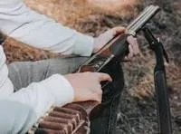 Armă letală de vânătoare şi cartuşe deţinute ilegal descoperite de poliţişti în Bacău