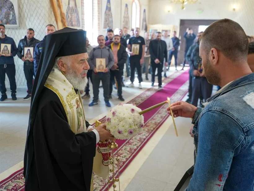 Duminica Învierii, sărbătorită la Penitenciarul Galați. Arhiepiscopul Casian a împărțit daruri deținuților