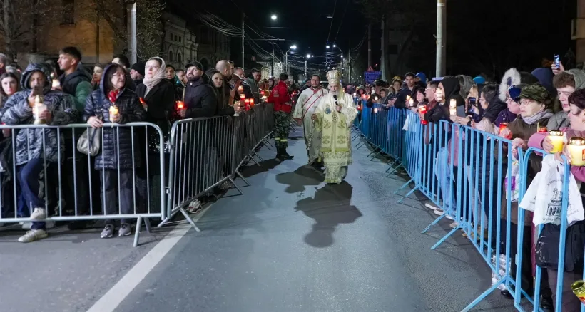 Noaptea Învierii la Galați: mii de credincioși au primit Lumina Sfântă la Catedrala Arhiepiscopală