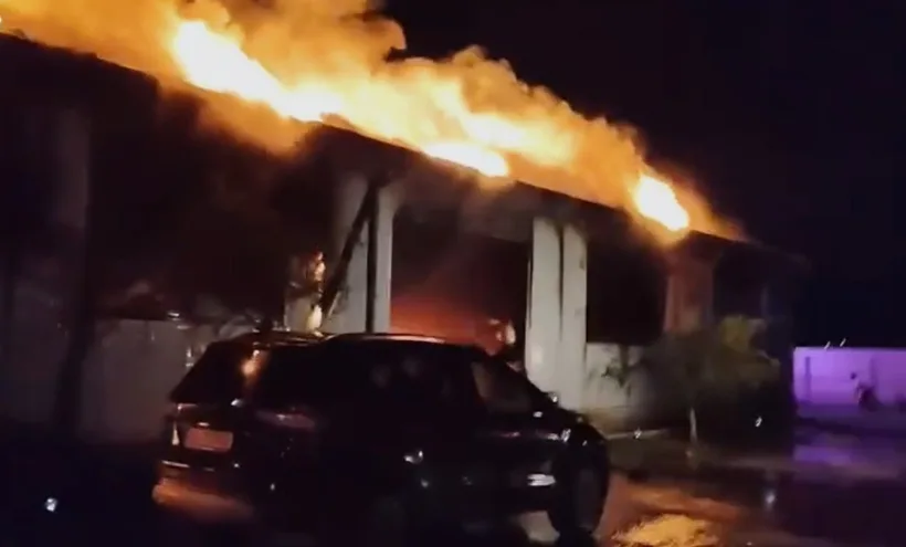 Incendiu puternic la un service auto din Șendreni. Un bărbat a fost găsit cu arsuri pe 80% din corp