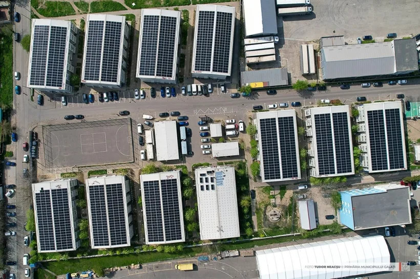 Primul parc fotovoltaic amenajat de municipalitatea gălățeană, pe blocuri din cartierul Micro 17