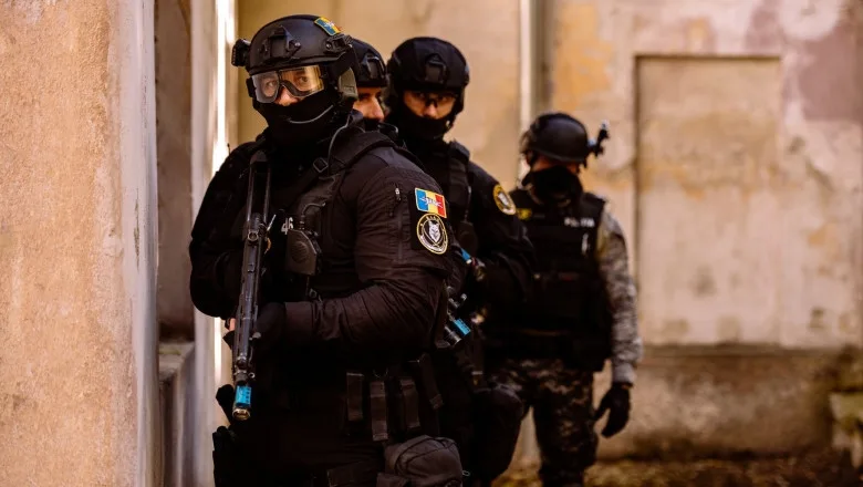 „Cristal” vândut în Galați: trei persoane au fost prinse în flagrant și arestate pentru 30 de zile