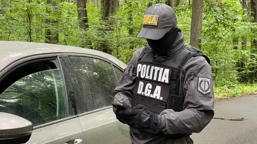 Flagrant în parcarea unui supermarket din Tecuci: colet suspect din Spania, plin cu arme neletale
