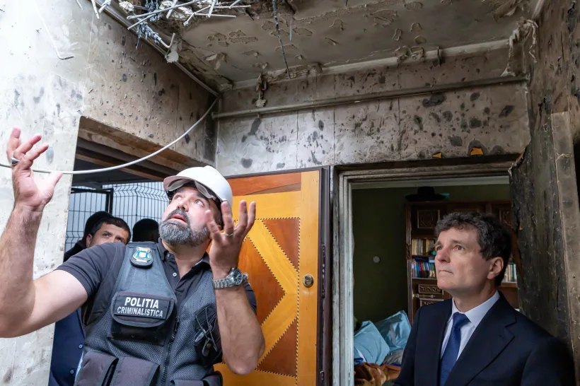 Traiectoria dronei care a lovit blocul din Galați, explicată de Nicușor Dan: „Și-a modificat direcția după ce a fost lovită”