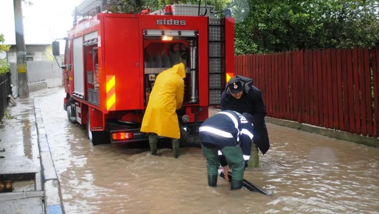 Pompierii intervin în mai multe localități afectate de ploile abundente. Circulație îngreunată pe DN 25, în zona Piscu–Vameș
