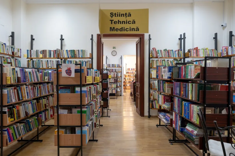 Un nou colț de lectură în natură la Galați. Biblioteca „V. A. Urechia” pregătește un spațiu verde pentru cititori