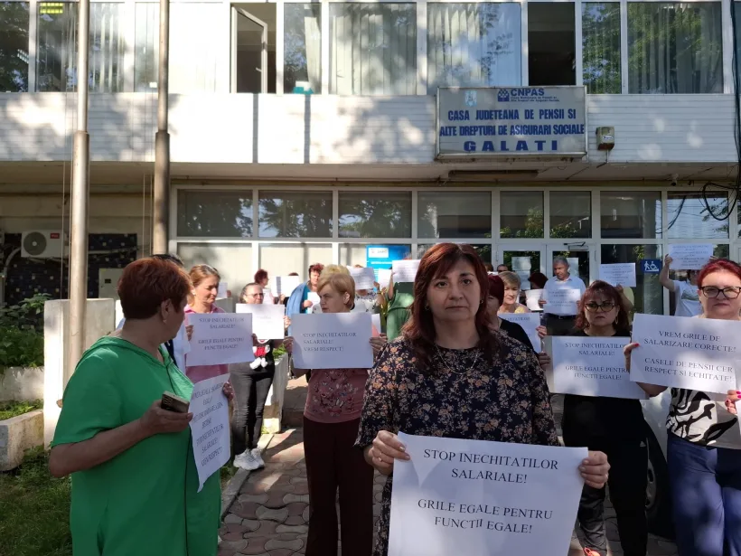 Salariații Casei de Pensii Galați au ieșit din nou la protest