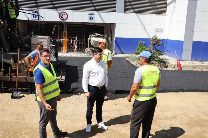 Au început lucrările de asfaltare la noile căi de acces din curtea Spitalului Județean Galați. Investiția se ridică la aproape 9 milioane de lei