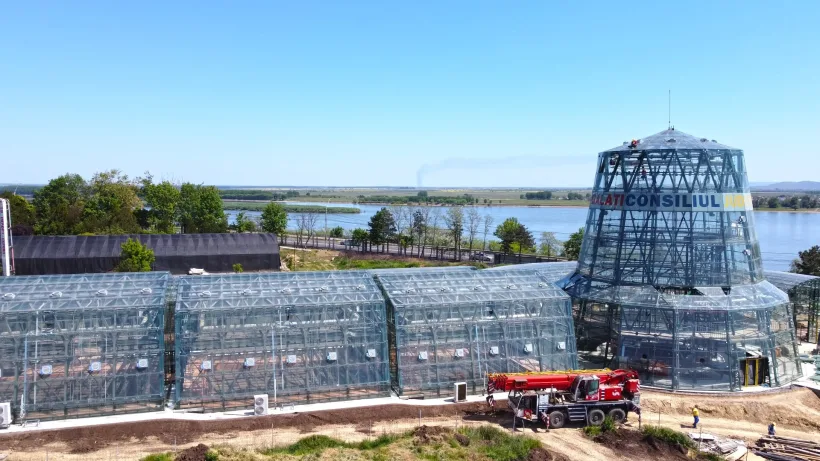 Noua seră tropicală din Grădina Botanică Galați prinde contur. Vizitatorii vor urca cu un lift panoramic până la 20 de metri înălțime