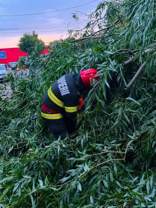 Avertizare meteo pentru toată țara: rafale puternice de vânt și fenomene periculoase