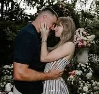 Taylor Swift şi Travis Kelce s-ar fi căsătorit în secret, într-o mică ceremonie