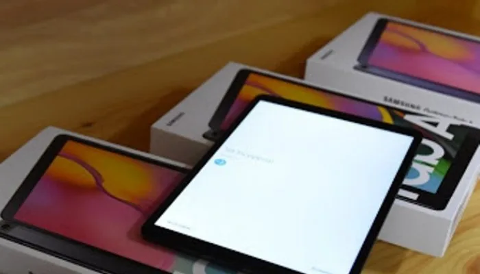 Jaf la tabletele destinate elevilor săraci