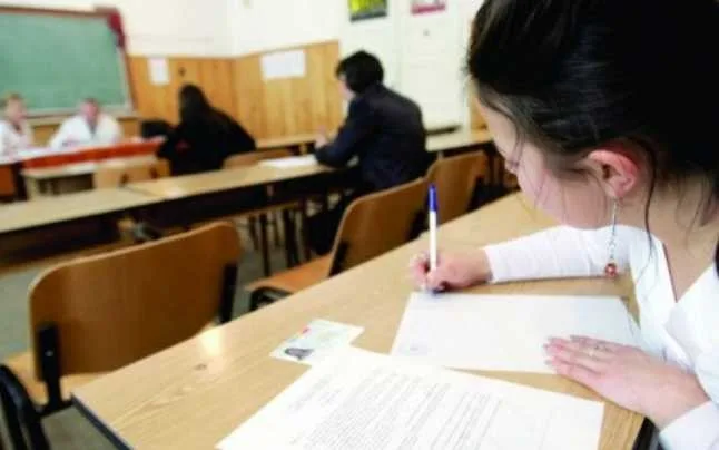 Concursul pentru angajarea cadrelor didactice pe cele 500 de posturi anunțate de guvern va consta într-o probă scrisă