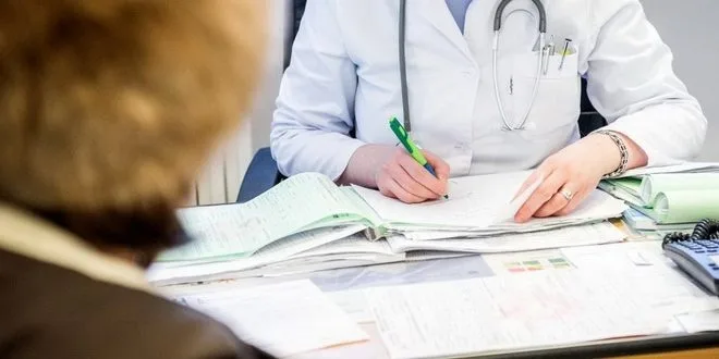 Societatea Naţionala de Medicina Familiei: reintroducerea cardului de sănătate reprezintă un risc în contextul SARS-CoV2