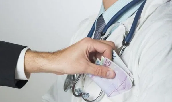 Medic trimis în judecată pentru 185 de infracţiuni de luare de mită