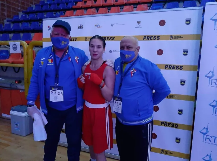 Românca Loredana Marin va boxa cu titlul european pe masă