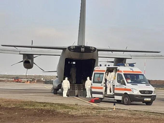 Cinci pacienți în stare gravă infectați cu COVID, transportați de la București la Târgu Mureș