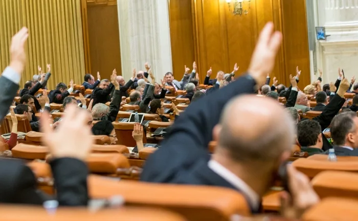 USR PLUS și PNL anunță că acordul de coaliție va fi semnat luni seară