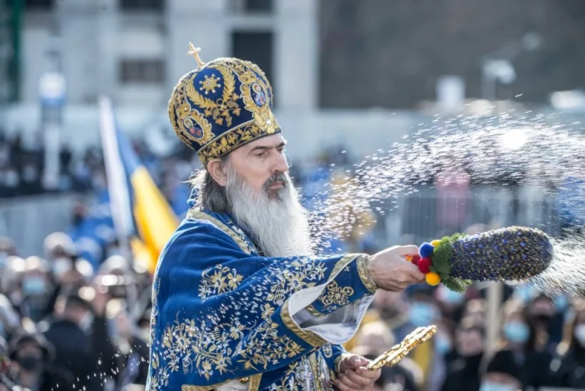 Nemulțumiți că nu și-au făcut planul la ”amenzi de mască” la Bobotează, polițiștii i-au făcut plângere penală  Arhiepiscopului Tomisului care și-a aghezmuit enoriașii în spațiul public