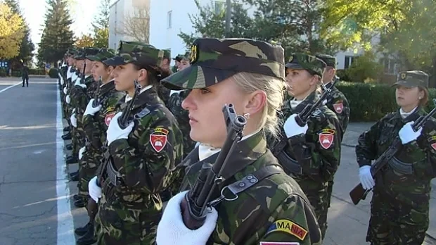 Liceele militare și cele de poliție nu aplică scenariile ca pentru restul școlilor. Redeschiderea sau închiderea lor se face de către ministerele de care aparțin