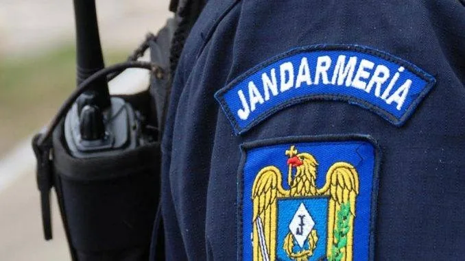 Bărbat aflat în stare de inconștiență pe stradă, jefuit de un tânăr. Jandarmii au intervenit