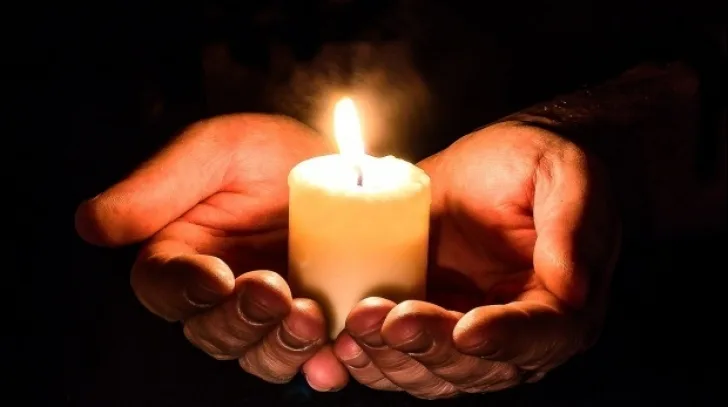 Românii pot ieși în apropierea caselor pentru a primi lumina de Înviere de la voluntarii Bisericii Ortodoxe Române, însă nu se pot deplasa la biserică