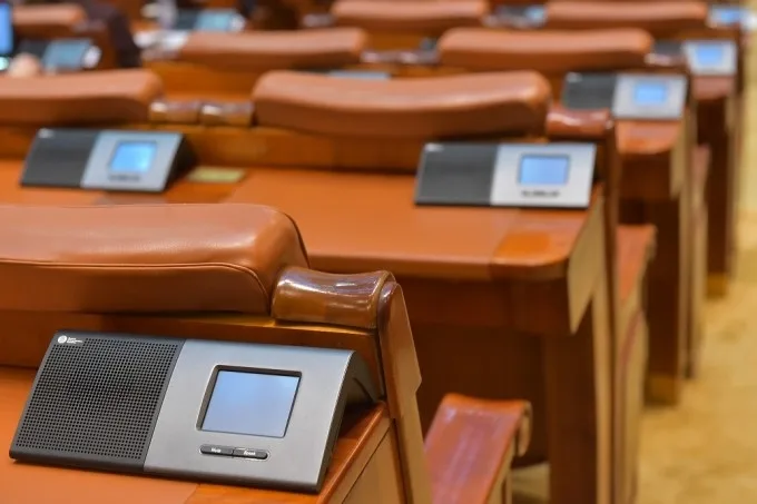 Senatorii trec pe tablete STS: a fost adoptat memorandumul pentru vot electronic la distanţă