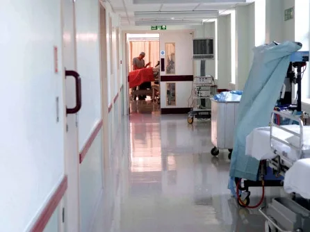Cadrele medicale au fost împărţite în ture de câte patru ore, fiindcă este foarte greu să lucrezi în combinezoane şi cu materialul de protecţie