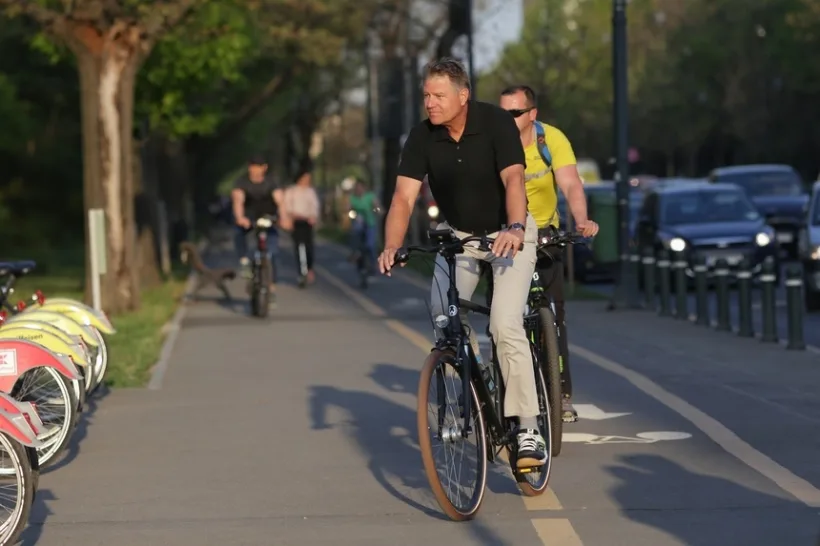 Președintele Iohannis, pe bicicletă spre Cotroceni: „Îi încurajez pe români să folosească mijloace de transport alternative”