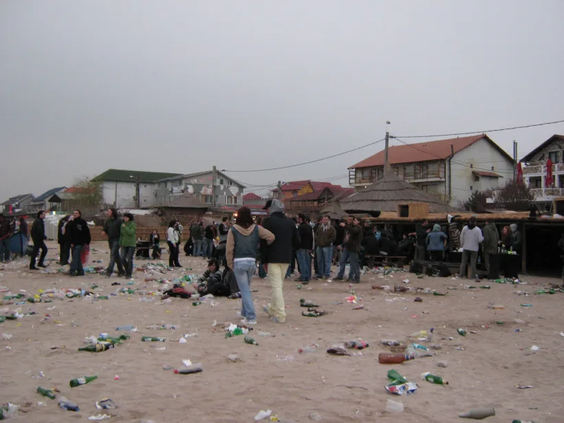 Primăria Limanu, amendată pentru mizeria rămasă în Vama Veche