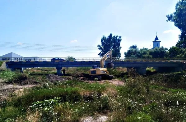 Lucrări de consolidare a albiei râului Suhu. Sunt realizate de Consiliul Județean Galați