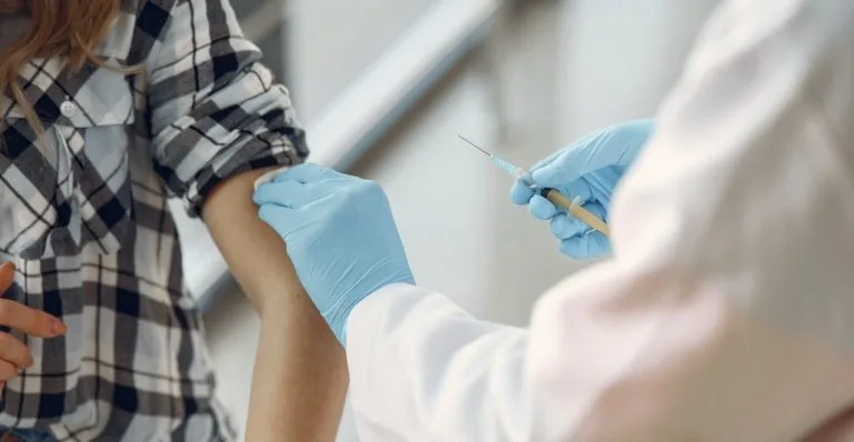 Începe imunizarea cu vaccinul Spikevax a tinerilor cu vârste între 12 şi 17 ani