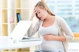 Una din patru gravide are probleme ”cu capul” în sarcină