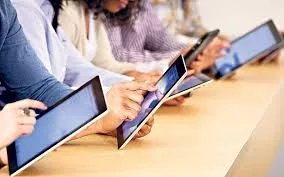 Toți elevii care nu au tablete sau laptopuri vor primi până în septembrie
