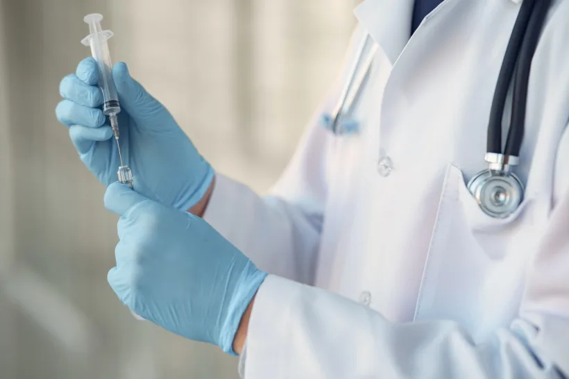 Vaccinarea, obligatorie pentru categoriile din domenii esențiale