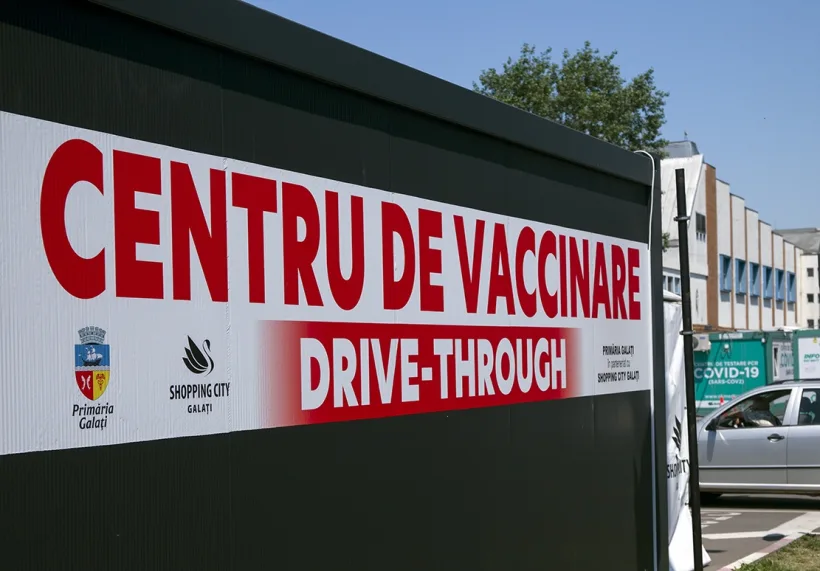 Frigul mută centrul de vaccinare drive-thru în interiorul Patinoarului din Galați