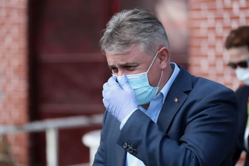 Umbrele în loc de măşti? Nu de alta dar plouă cu sancţiuni!