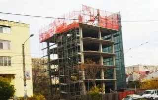 Dacă îi mai rămăseseră materiale de două etaje...