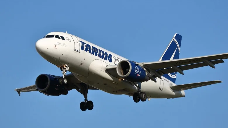 46 de români și 24 de străini sosesc azi din Africa de Sud cu un zbor Tarom