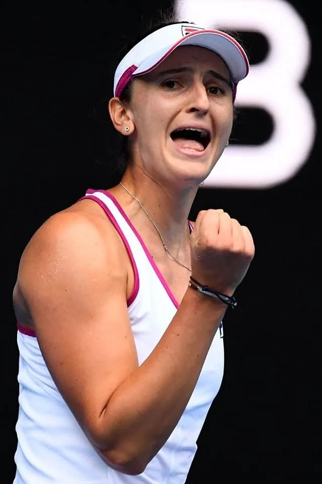 Româncele Irina Begu şi Simona Halep avansează la Melbourne
