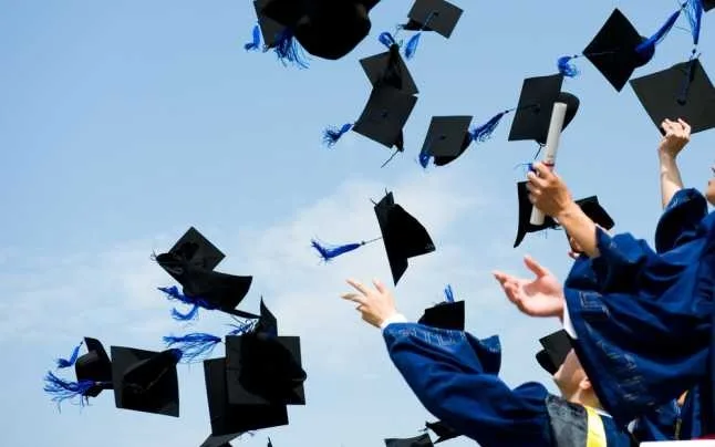Pe lângă multe alte probleme sociale, perioada tranziției ne-a adus și inflația de doctori universitari