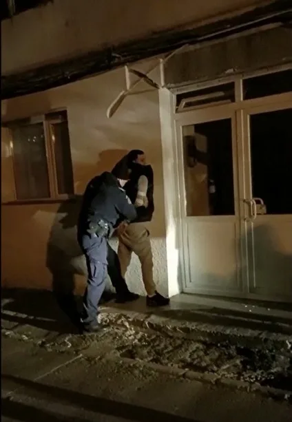 Trei tineri gălățeni, atacați de un individ cu o macetă