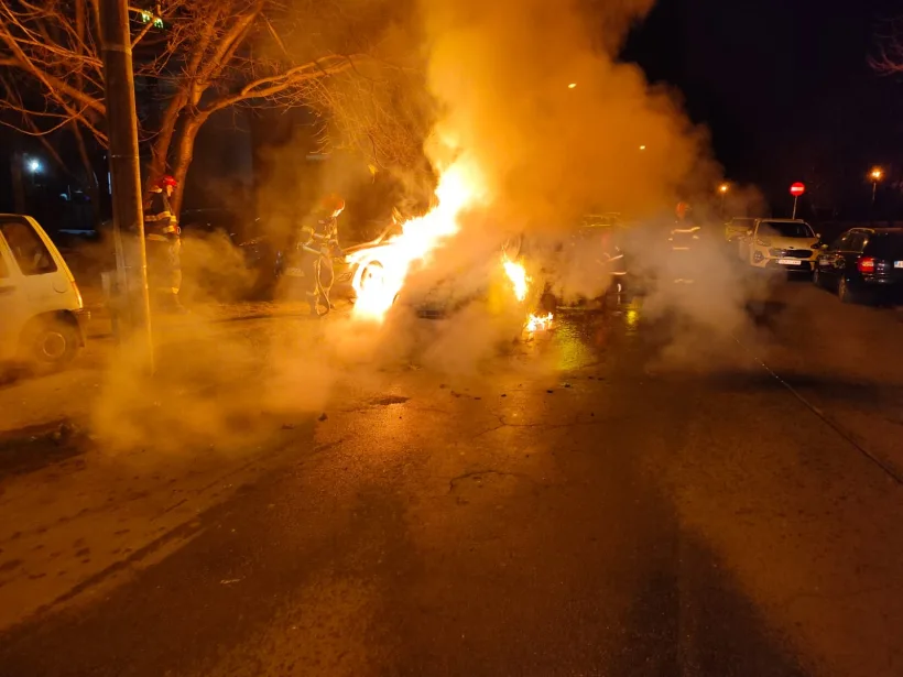 Două mașini au ars ca o torță în centrul orașului Galați. Alte patru au fost afectate de radiația termică