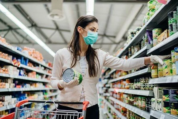 Magazinele de comerț tradiționale, puse „la pământ” de supermarketuri