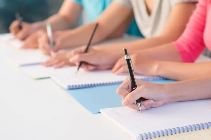 Legea care permitea titularizarea cadrelor didactice după 3 participări la examenul naţional, cu medii peste 7, contestată de Preşedintele Iohannis la Curtea Constituţională